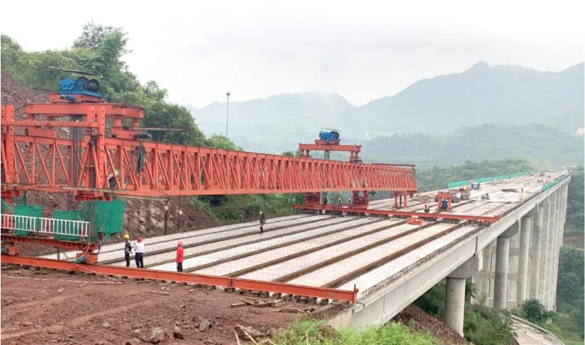 中國(guó)政府網(wǎng):中交一公局集團(tuán)承建的合川至長(zhǎng)壽高速石船互通雞鳳灣大橋預(yù)制T梁架設(shè)完成