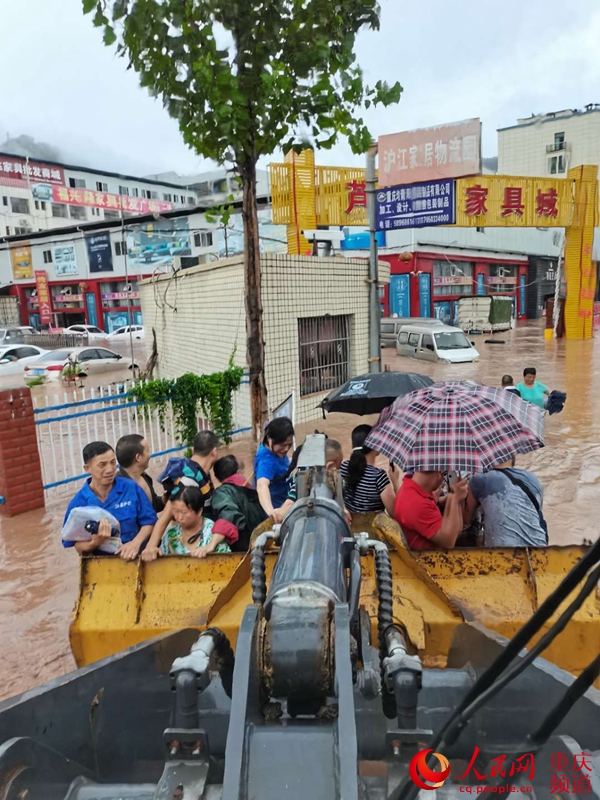 人民網(wǎng)報(bào)道:“我們是附近修路的央企,莫慌!”